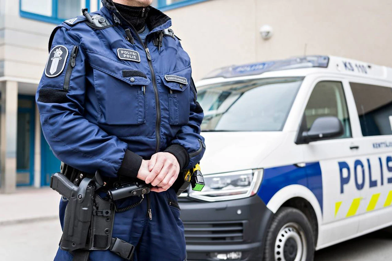 Policija u Finskoj poskidala Mercedesove i Volkswagenove oznake sa kombija 