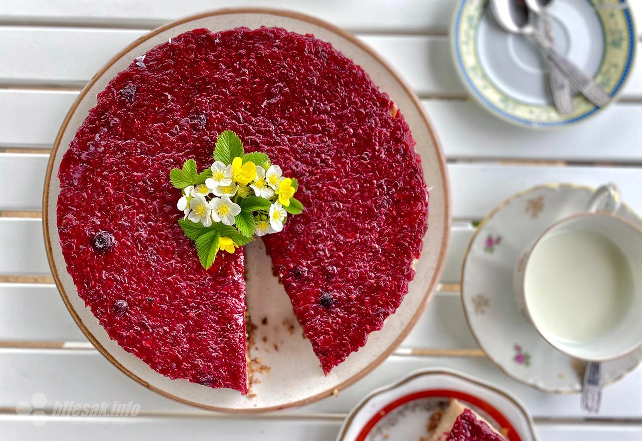 Zgodna proljetna torta od jagoda i slatke riže