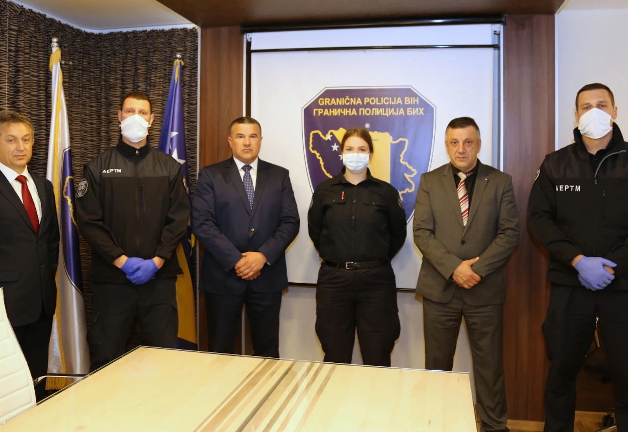 Upriličeno potpisivanje rješenja o činovanju, raspoređivanju i ugovora o radu desete generacije kadeta GPBiH 