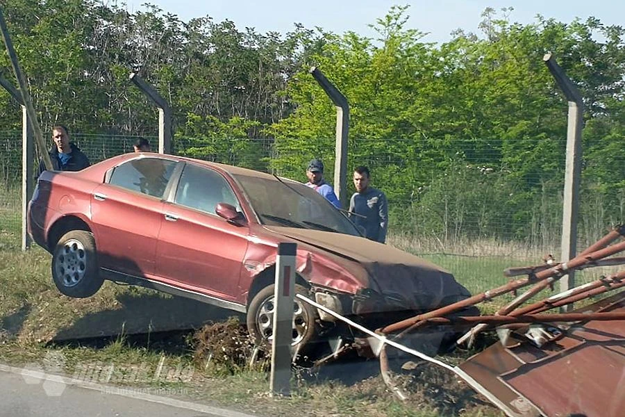 Zabio Alfa Romeo u reklamni pano