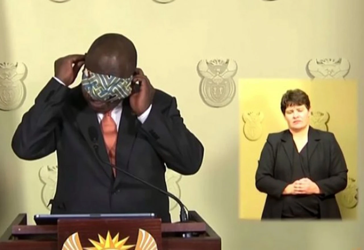 Južnoafrički predsjednik u borbi s maskom