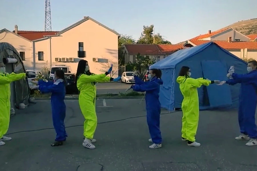 Djelatnice mostarskog Dom zdravlja zaplesale uz hit 90-ih
