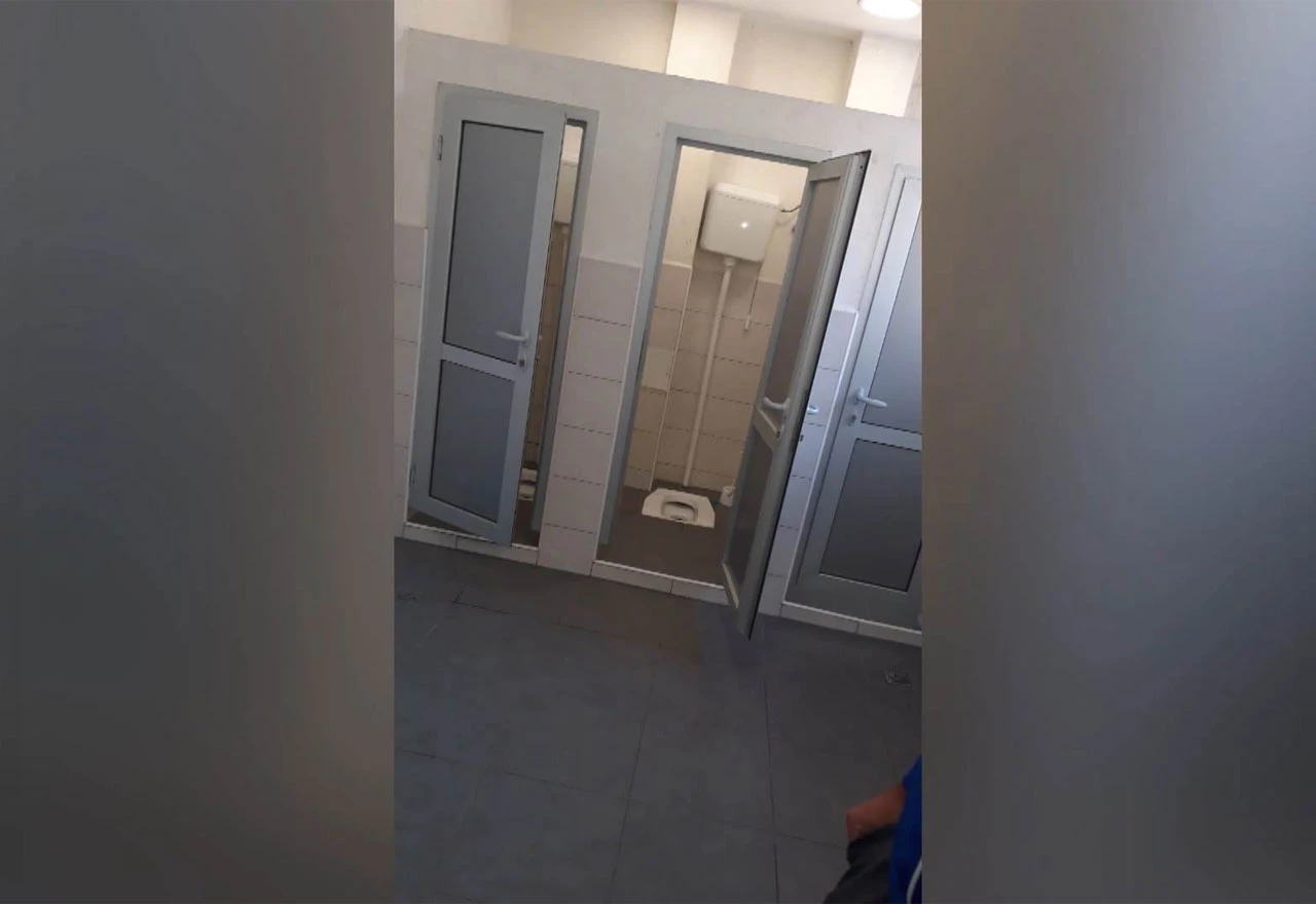 Nezadovoljstvo u karanteni: Trideset ljudi koristi dva WC-a, nema šolja