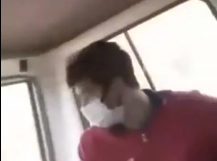 VIDEO | Pogledajte u kakvom se kombiju prevoze osobe u karantenu