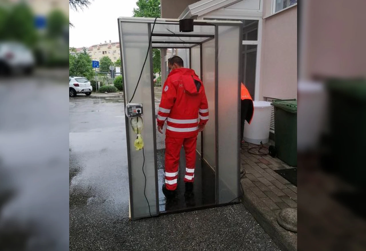 Ispred Doma zdravlja Mostar postavljen dezinfekcijski tunel