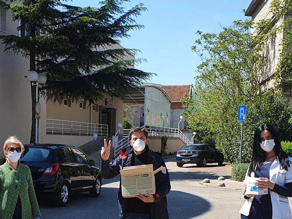 Mikrofin donira zaštitnu opremu domaćim medicinarima