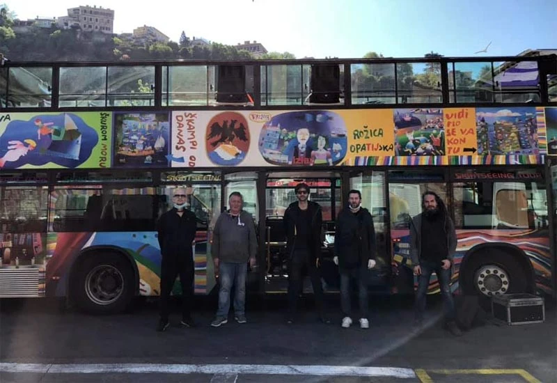 Koncert autobusom ulicama grada