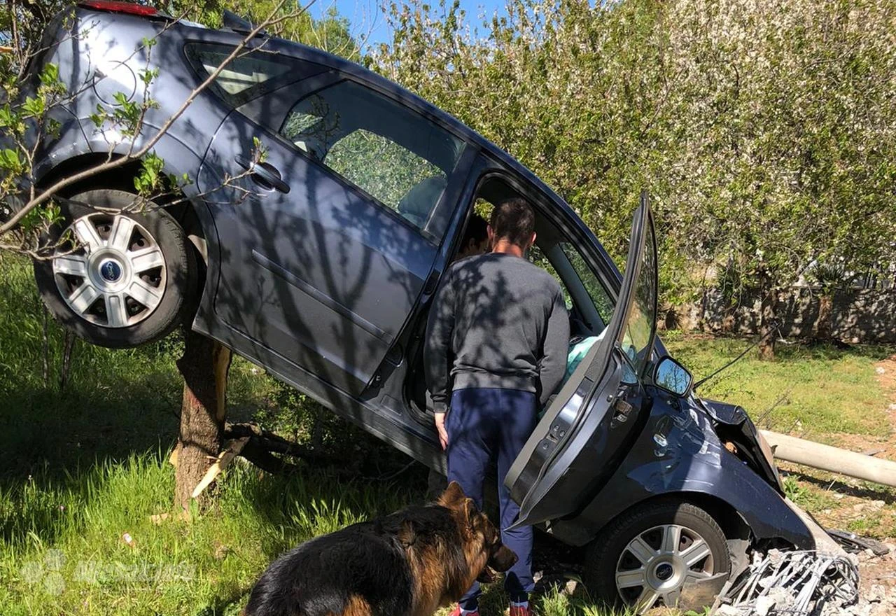 Čapljina: Sletjela autom u baštu pokraj kuće i ''pokosila'' stub