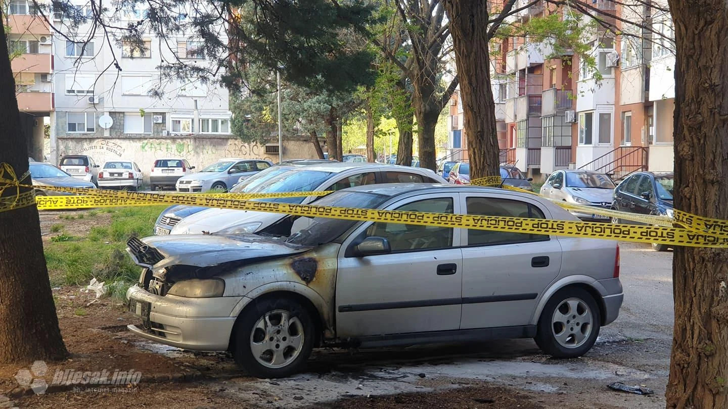 Bakljom zapaljena Astra na tržnici