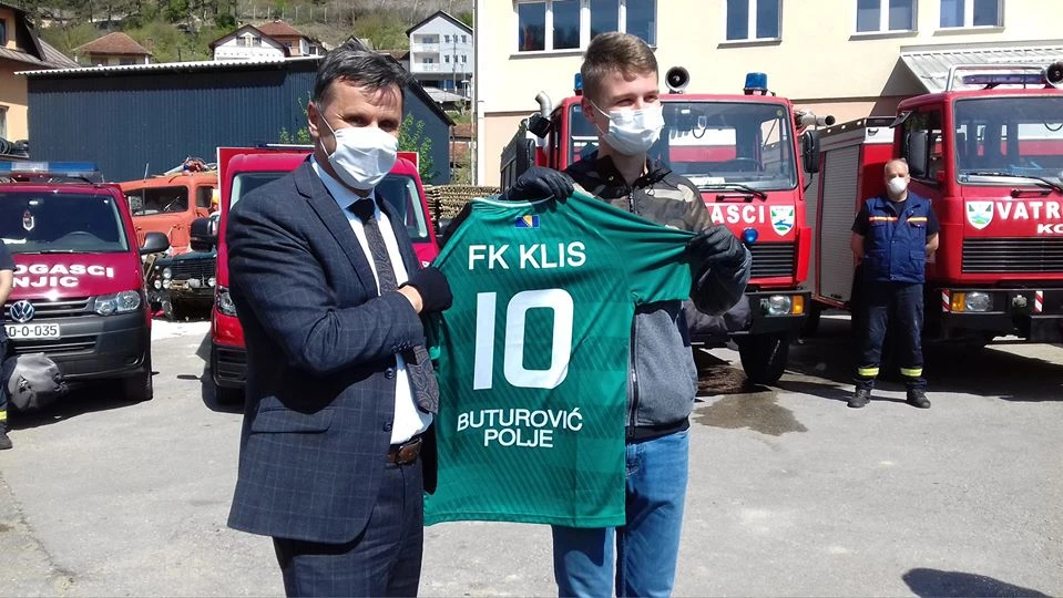 Novalić uručio zahvalnicu dječaku koji je gasio požare