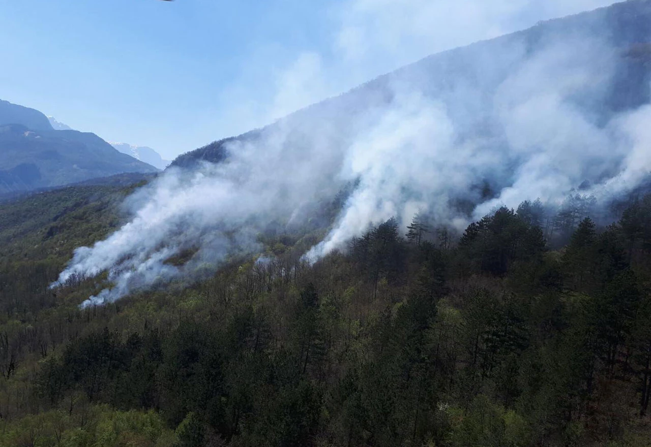 Helikopter gasi požar kod Konjica 
