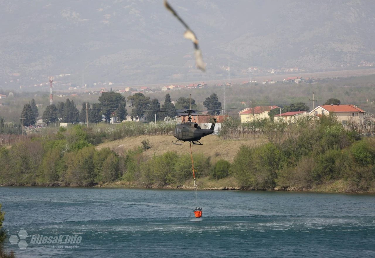 Helikopter gasi požar kod Mostara