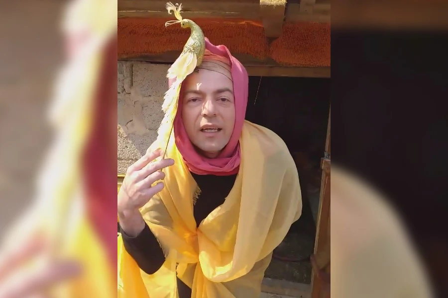 VIDEO | Mostarac organizirao izložbu svojih slika u kokošinjcu