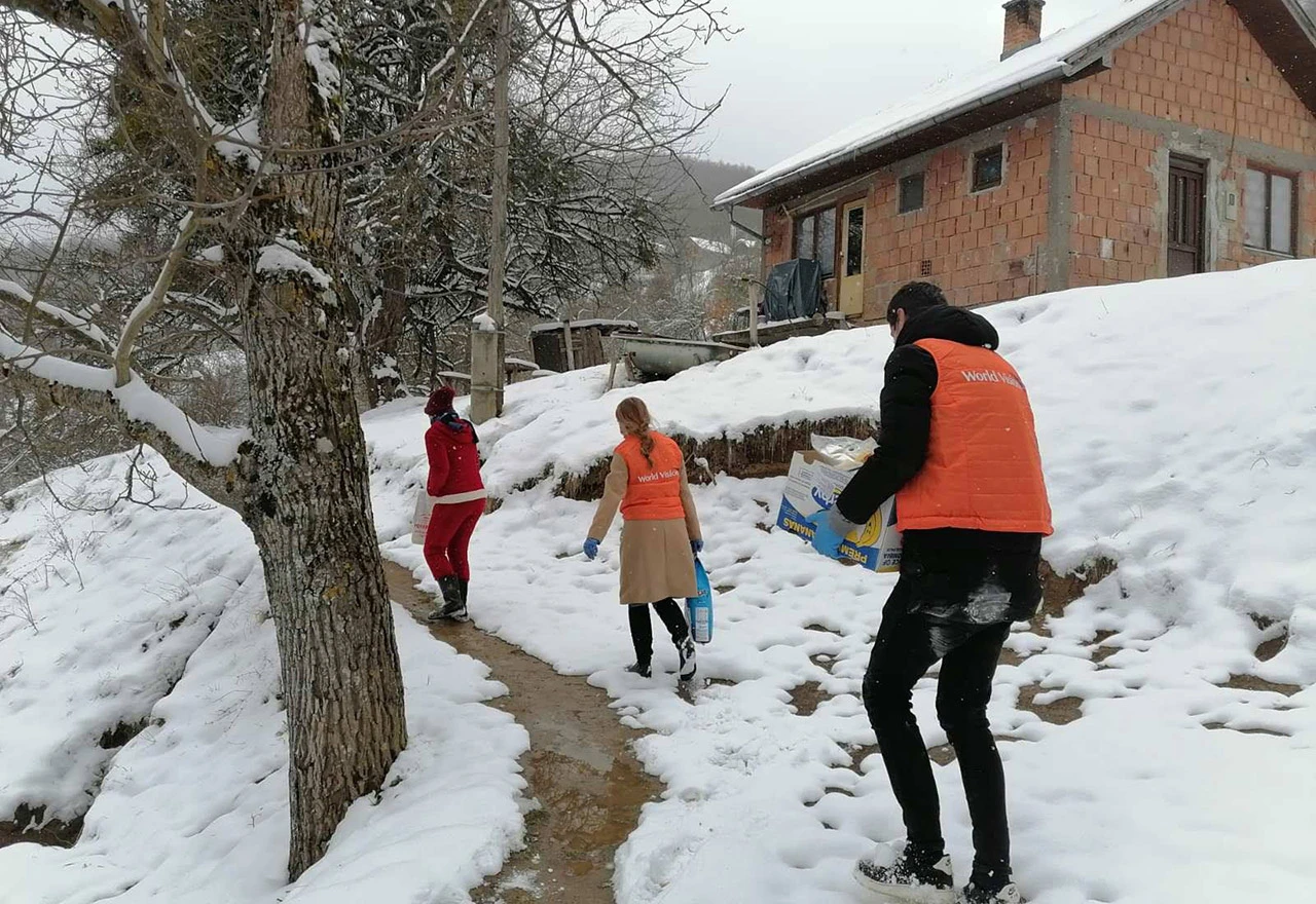 900 obitelji primilo pakete sa osnovnim  životnim namirnicama i higijensko-zaštitnim sredstvima