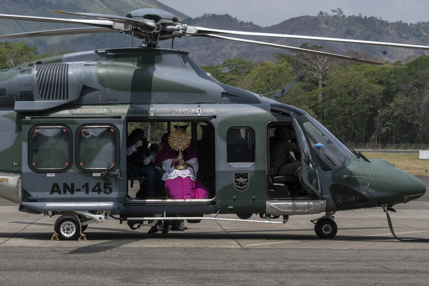 Nadbiskup iz helikoptera blagoslovio maslinove grančice