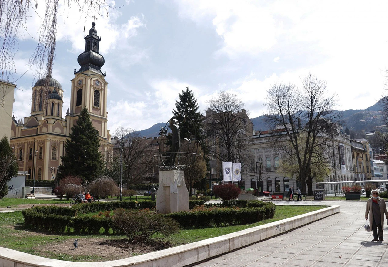 Rijetki prolaznici na ulicama glavnog grada, kava iz termosice u parku...
