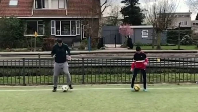 Robin van Persie i sin priredili šou u svom dvorištu