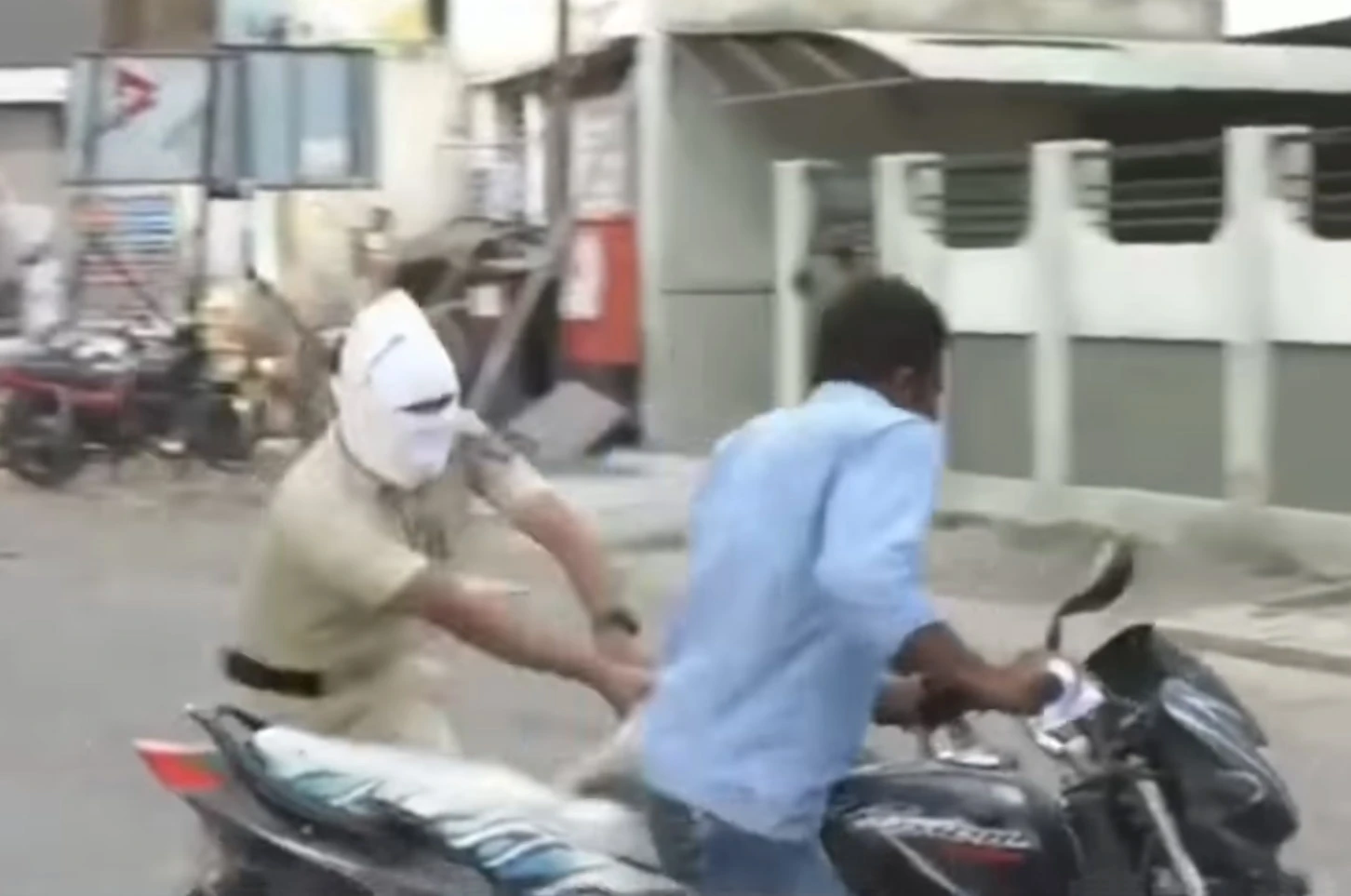 VIDEO | Ovako u Indiji policija provodi karantenu