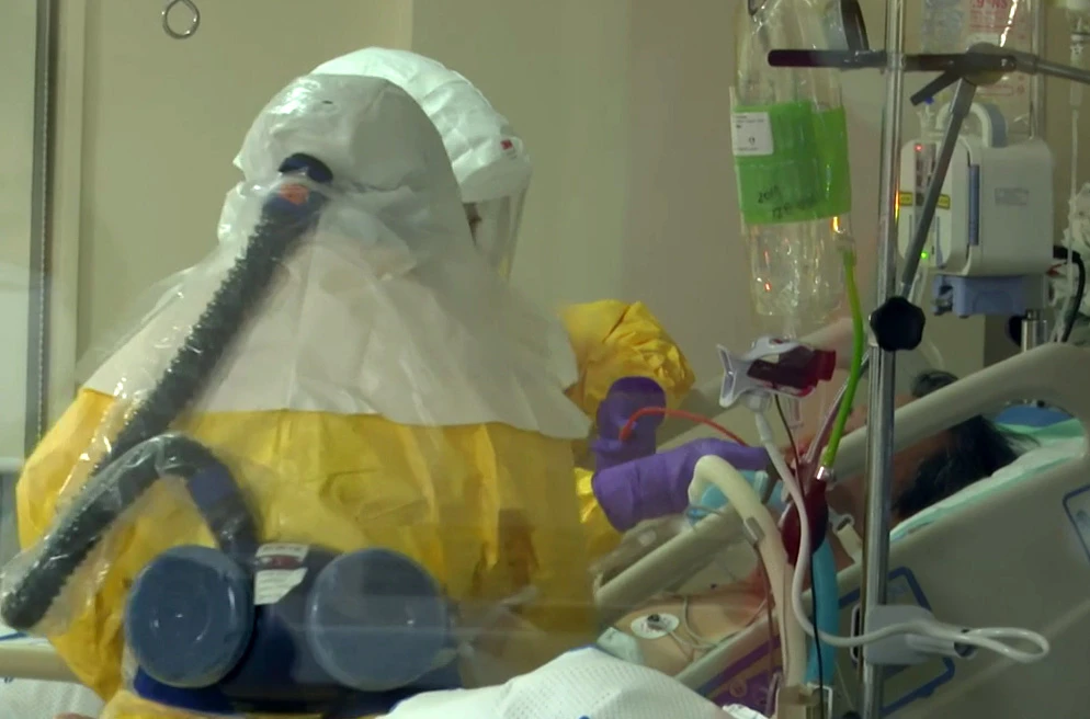 Pogledajte kako se medicinske sestre opremaju za ulaz među zaražene 