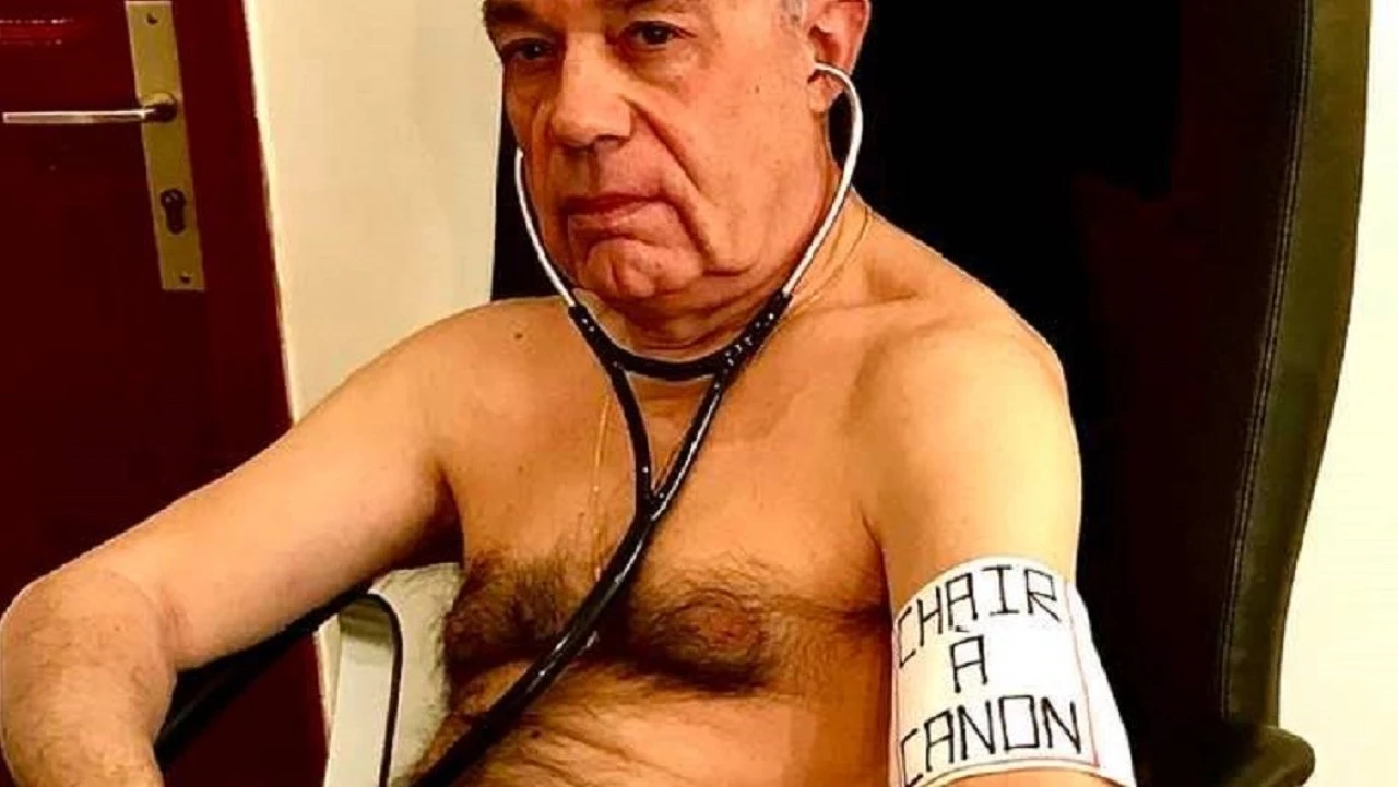 Liječnik pozirao gol da bi ukazao na nedovoljnu zaštitu medicinskog osoblja