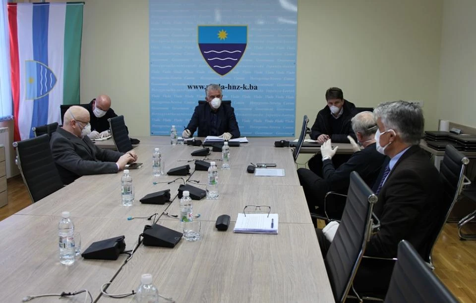 Zapovijeda se: Stožerima da odrede smještajne kapacitete i mobilnim timovima da pomognu starijima