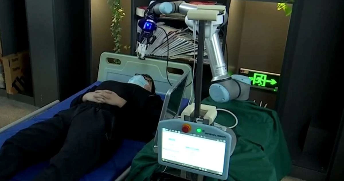 U zaštiti liječnika od koronavirusa Kina stvorila robota koji pregleda pacijenta