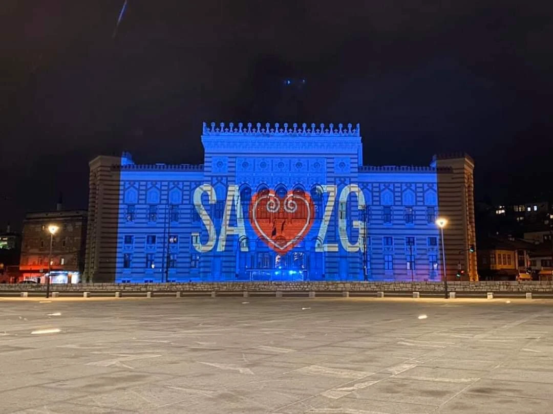 Svjetla na sarajevskoj Vijećnici večeras u znaku podrške Gradu Zagrebu