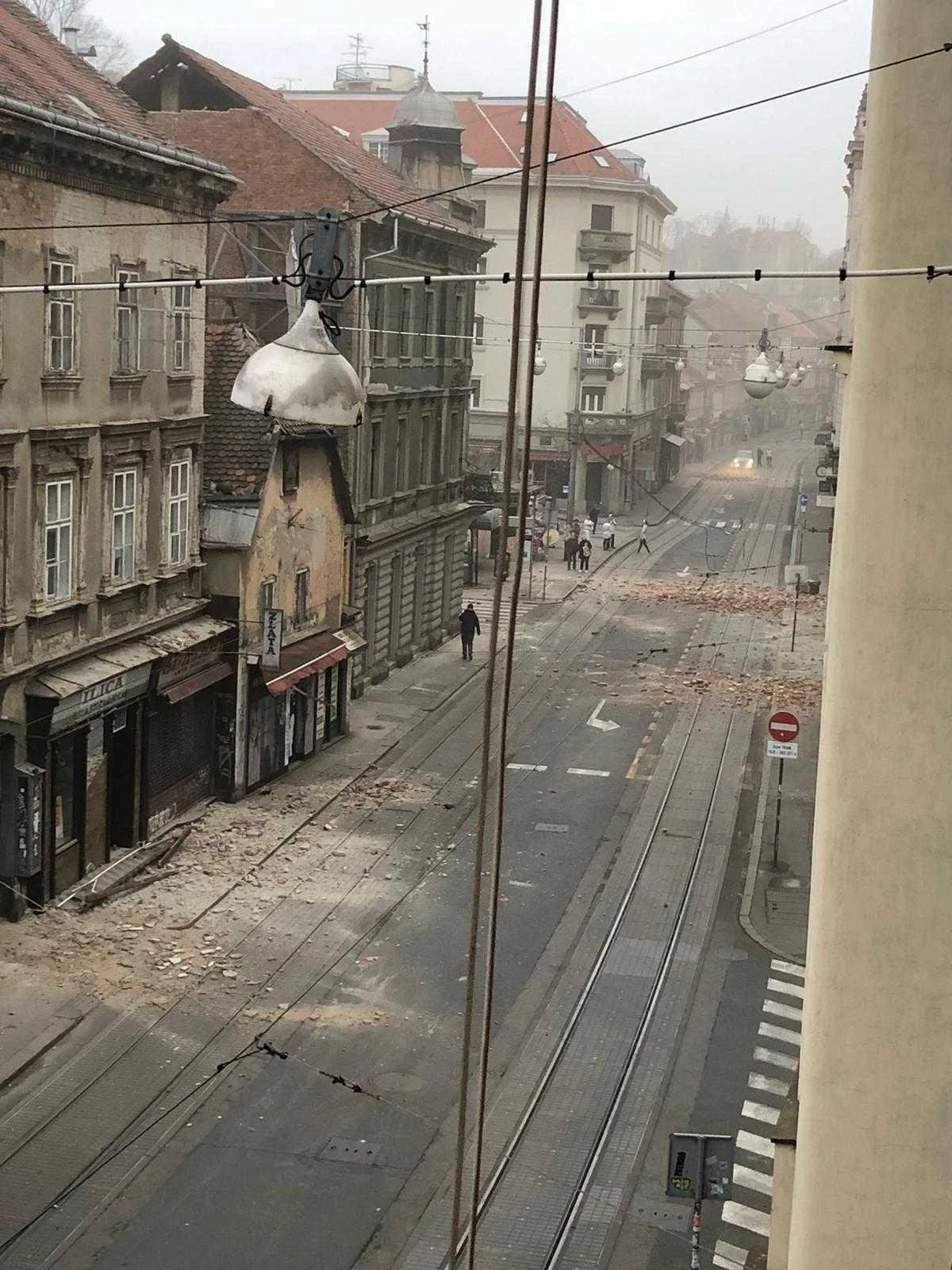 Snažan potres pogodio Zagreb, srušio se i jedan od vrhova katedrale