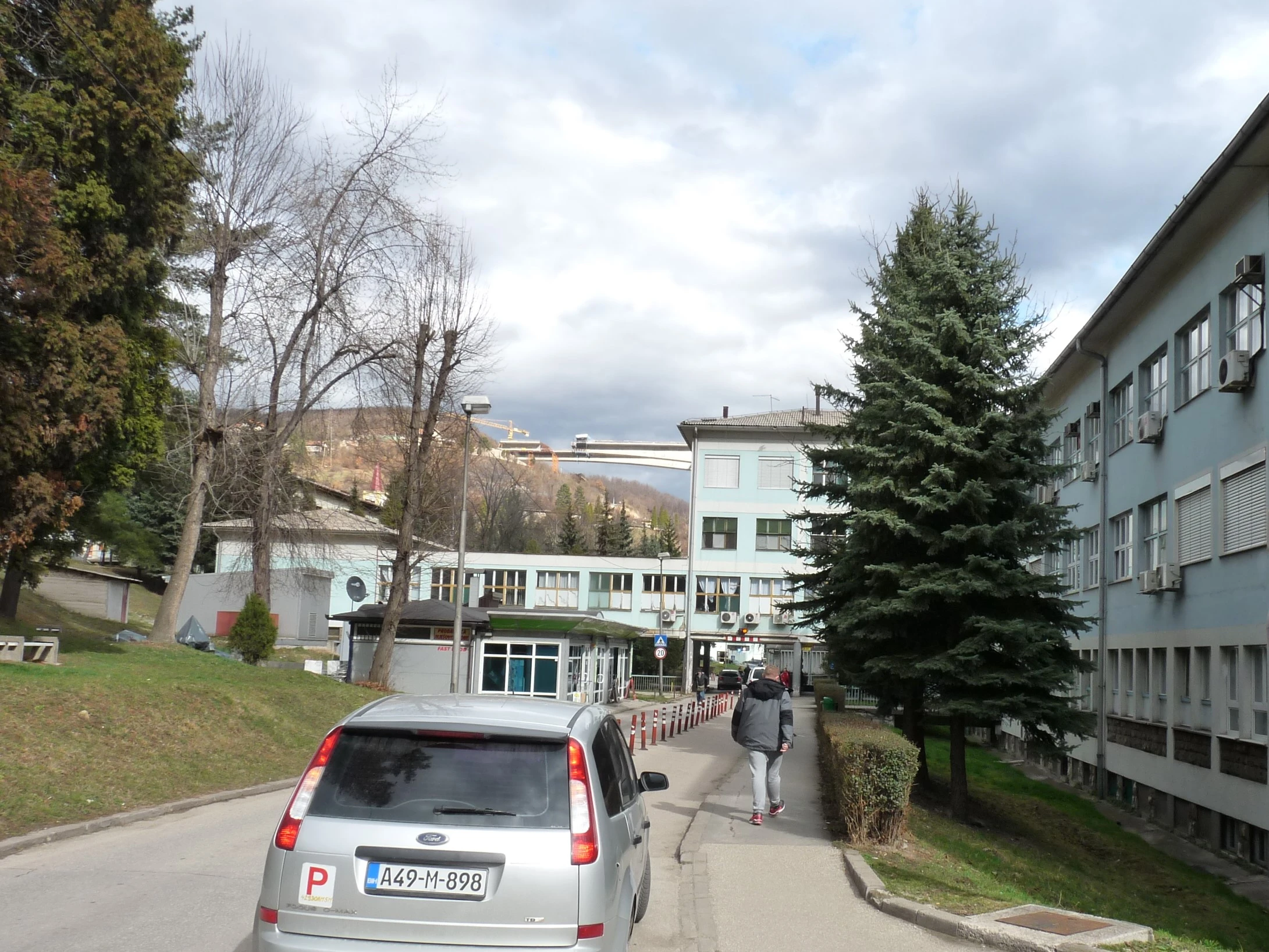 Žena iz Tešnja smještena u izolatorij, muškarac na mehaničkoj potpor kisikom