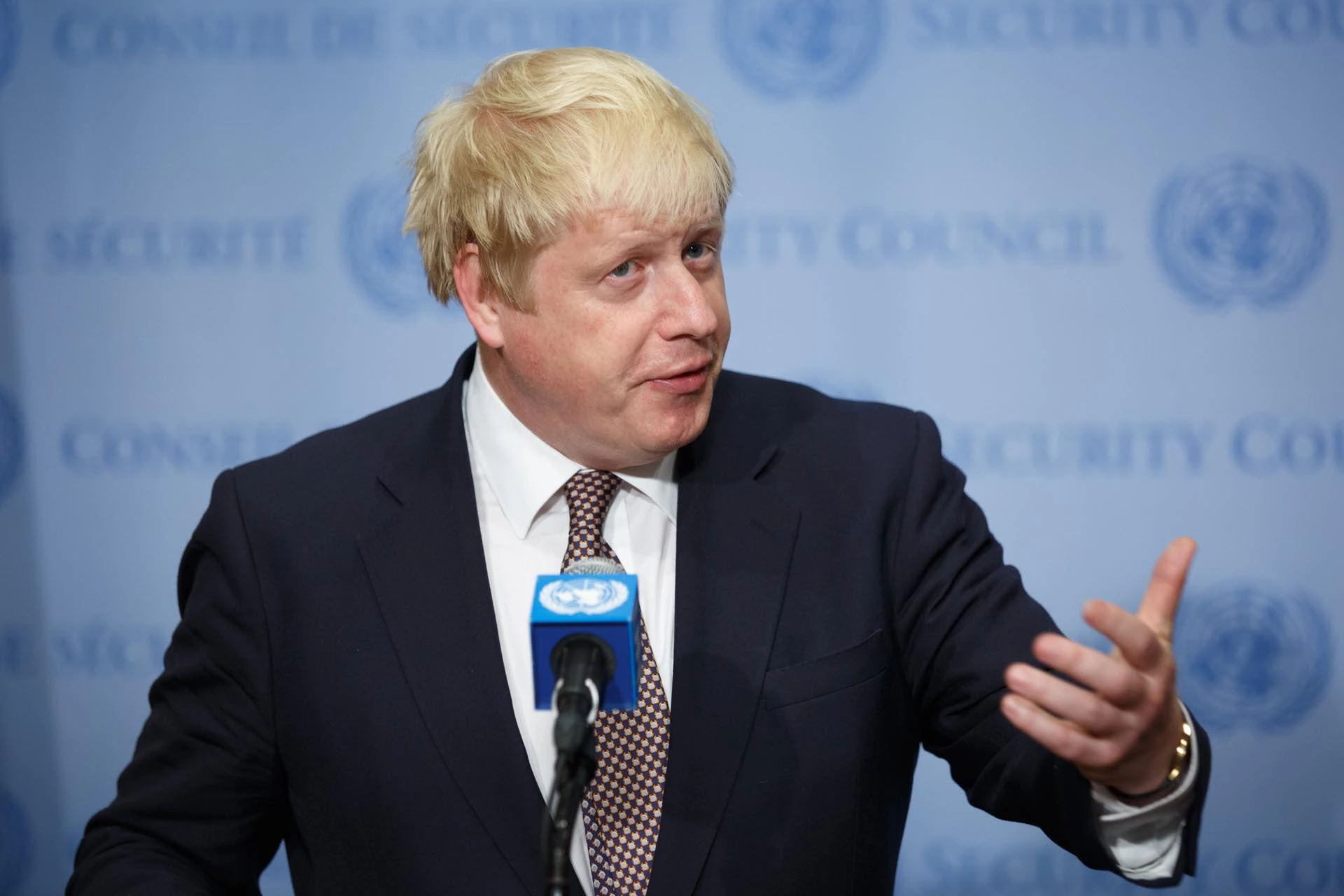 Johnson zatvara kafiće i restorane