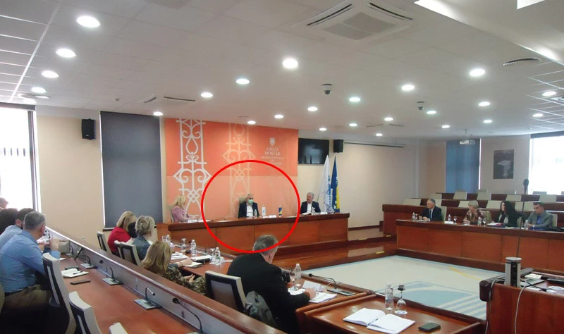 Na sastanku o deponiji i smeću, gradonačelnik Mostara s maskom na licu