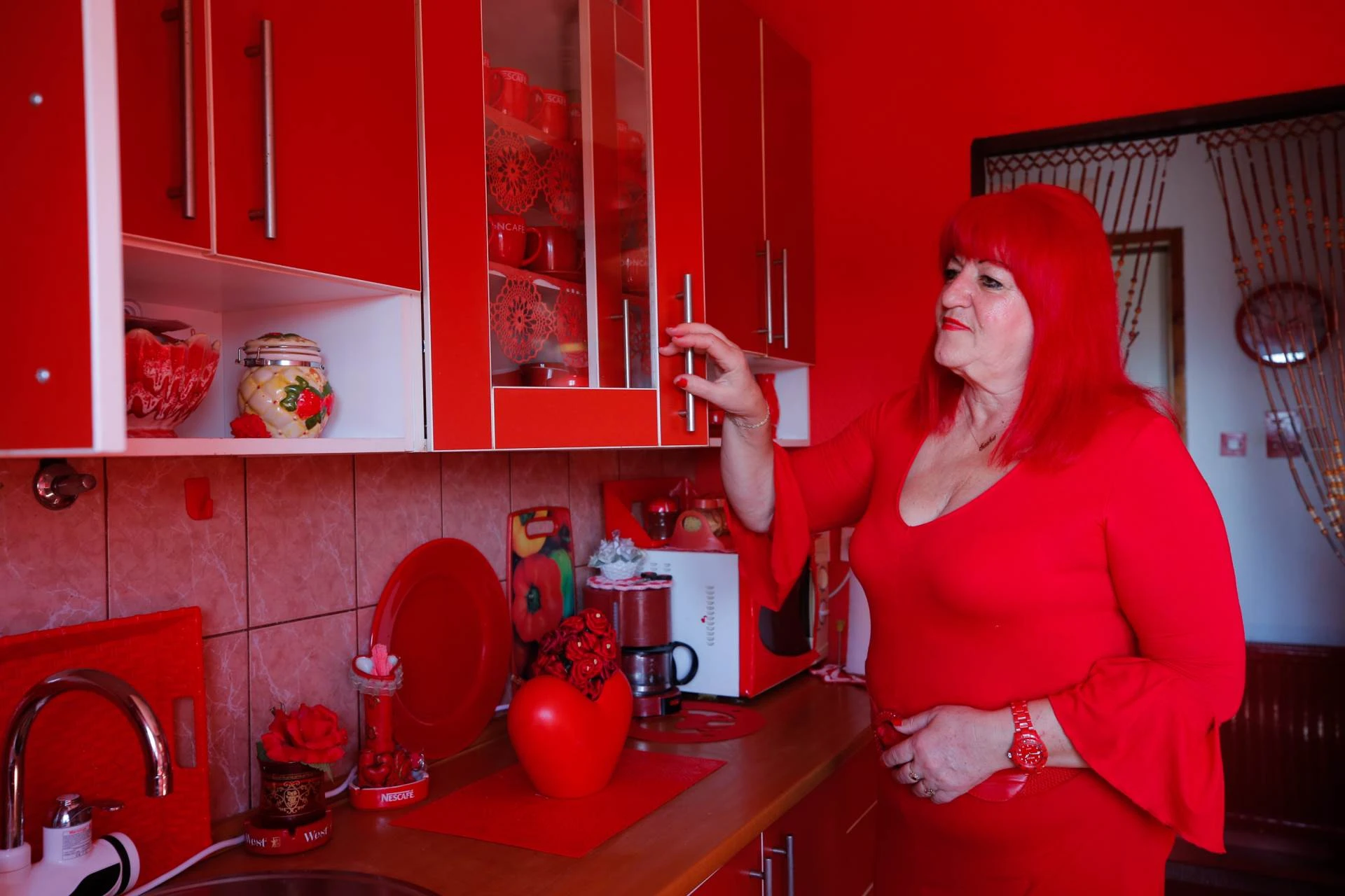 Žena koja voli crveno: Tuzlanka kupila i poseban nadgrobni spomenik