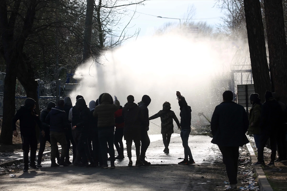Grčke snage na migrante sa suzavcem i vodenim topovima