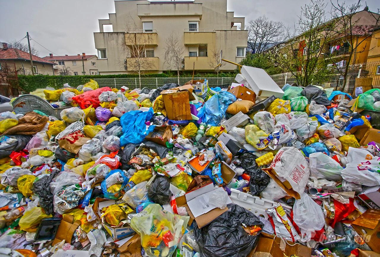 Kronika propasti jednog g(r)ada, ili zašto je kod susjeda trava zelenija?