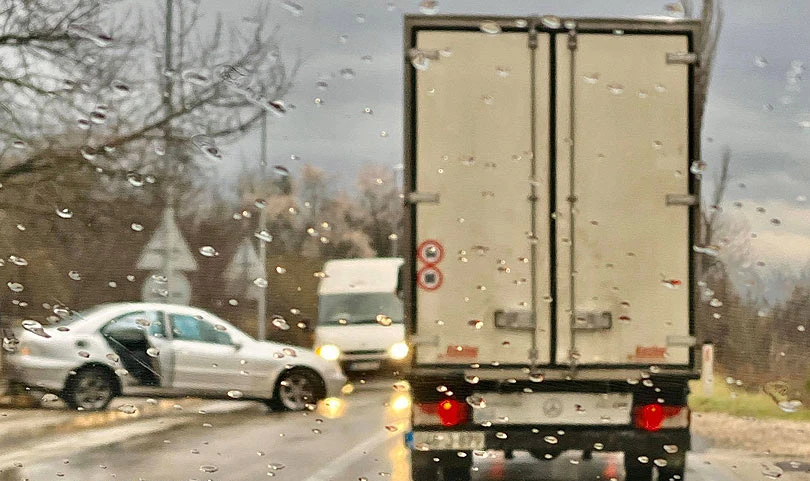 Lakša prometna u Pologu - Mercedesom izletio s ceste