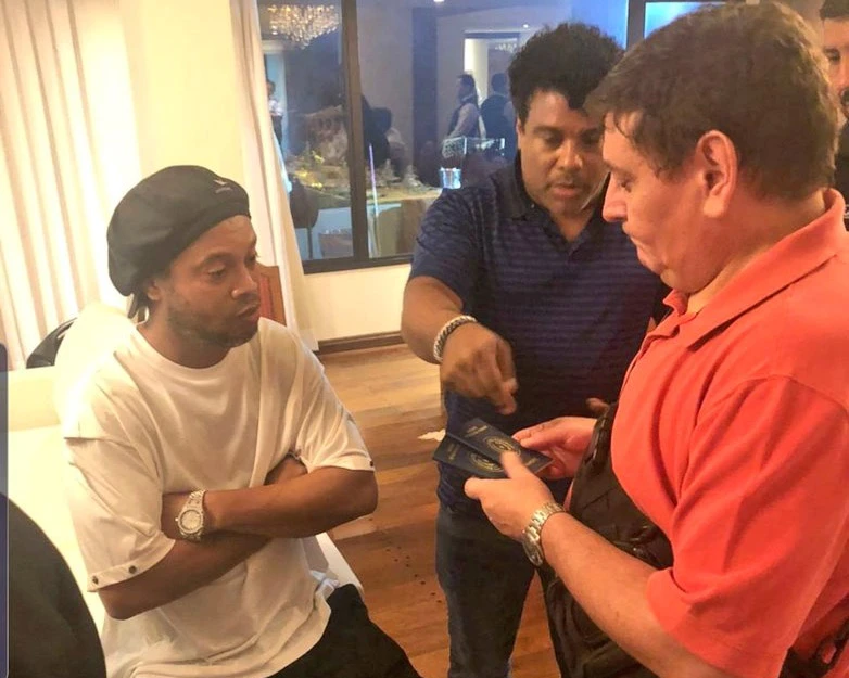Ronaldinho u Paragvaju uhićen s lažnom putovnicom