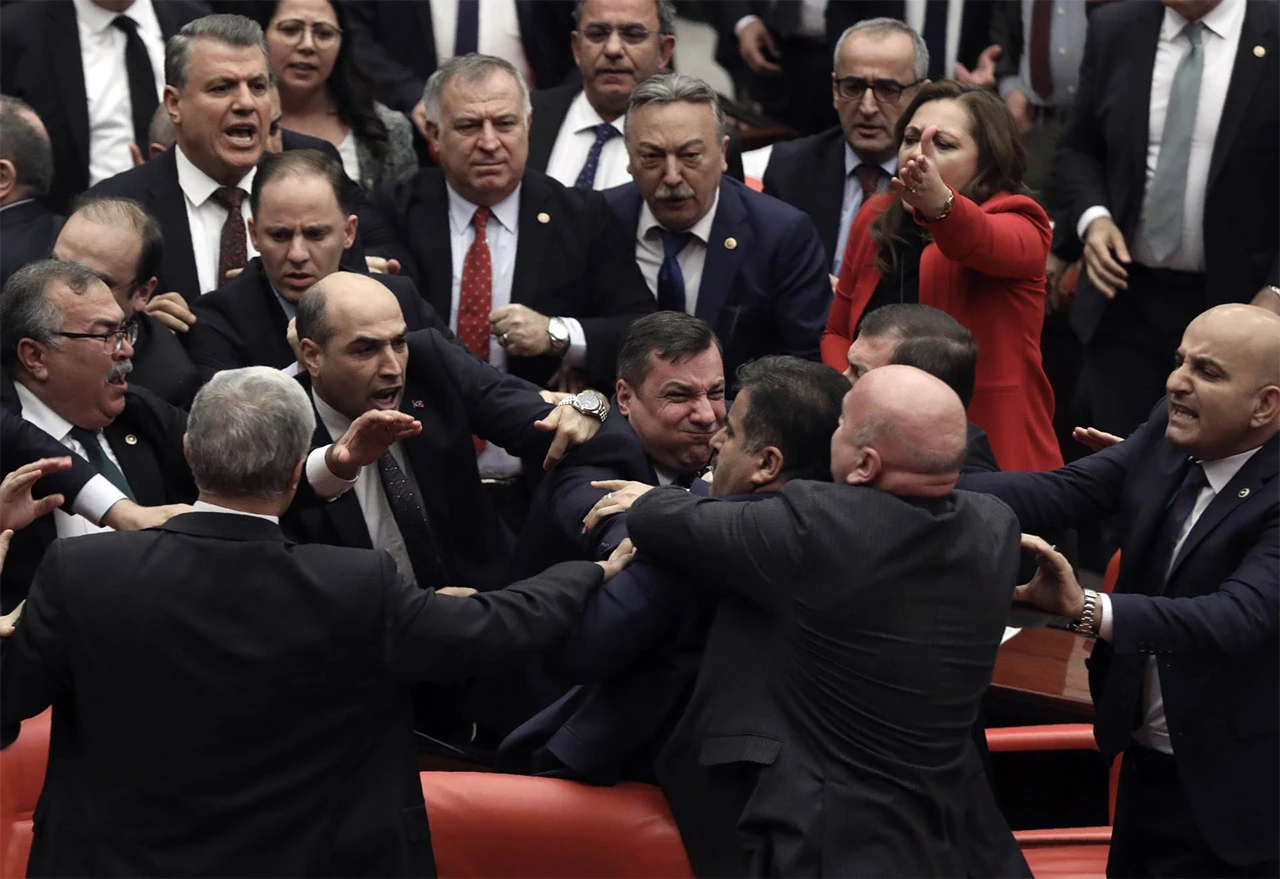 VIDEO: U turskom parlamentu izbila tučnjava zbog Erdogana