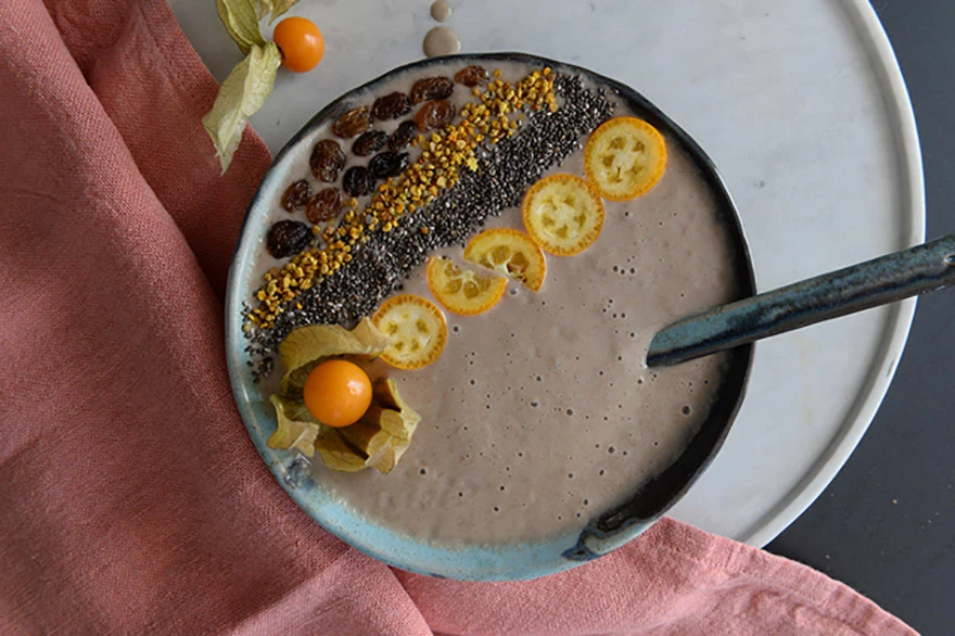 Smoothie u zdjelici koji daje snagu