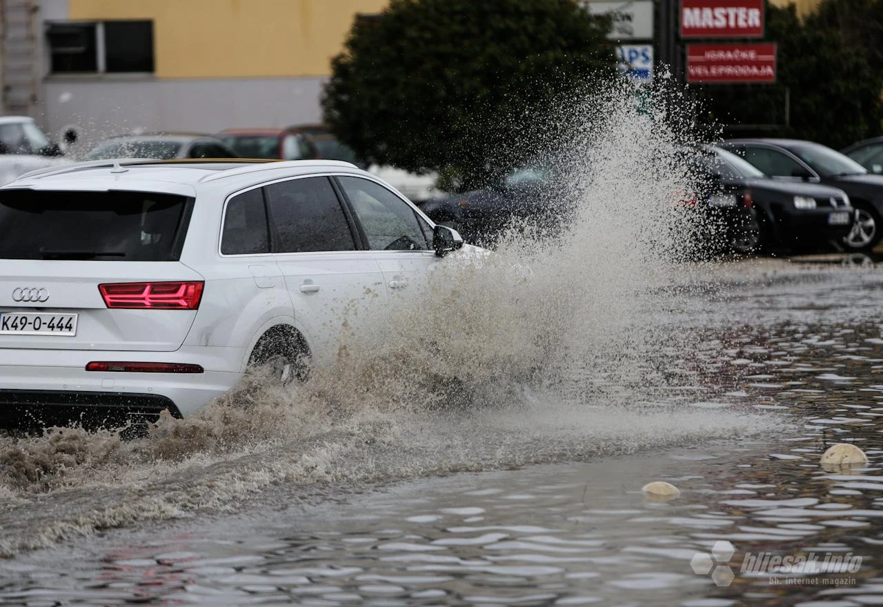 FOTO: 'Revija' automobila kroz jezero na Bišću polju