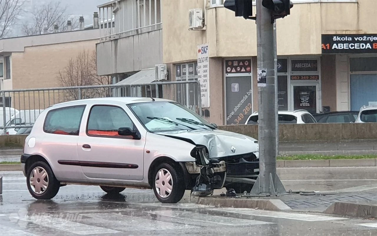 Mostar: Izgubio kontrolu nad Cliom i udario u semafor 