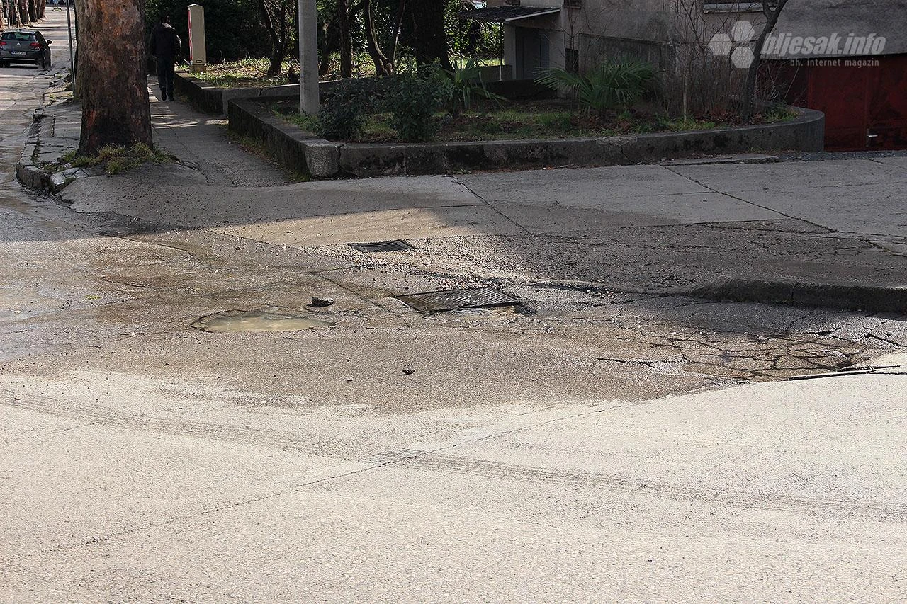 Mostar: Voda preplavila ulicu i stvorila udarne rupe
