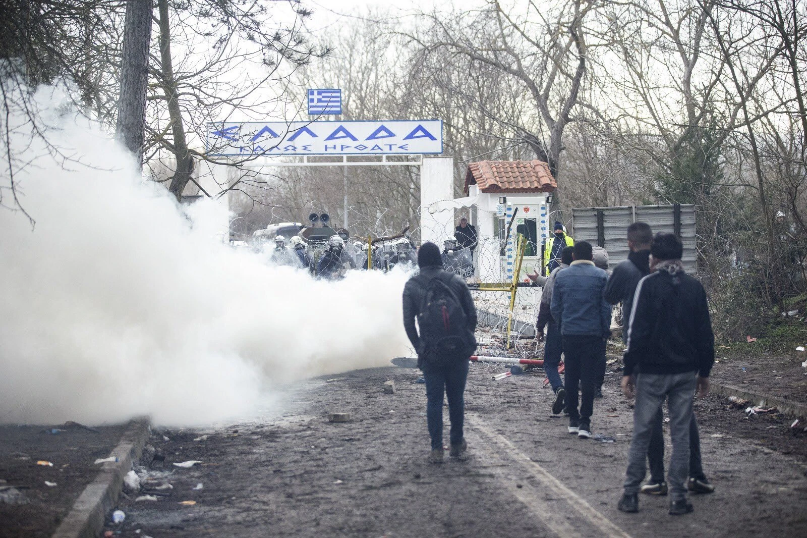 Tisuće migranata na granici Grčke: Policajci bacali suzavac i šok bombe