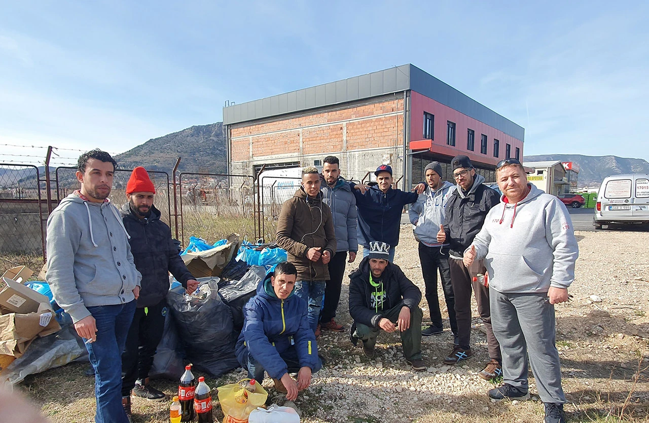 Migranti čistili smeće u Mostaru