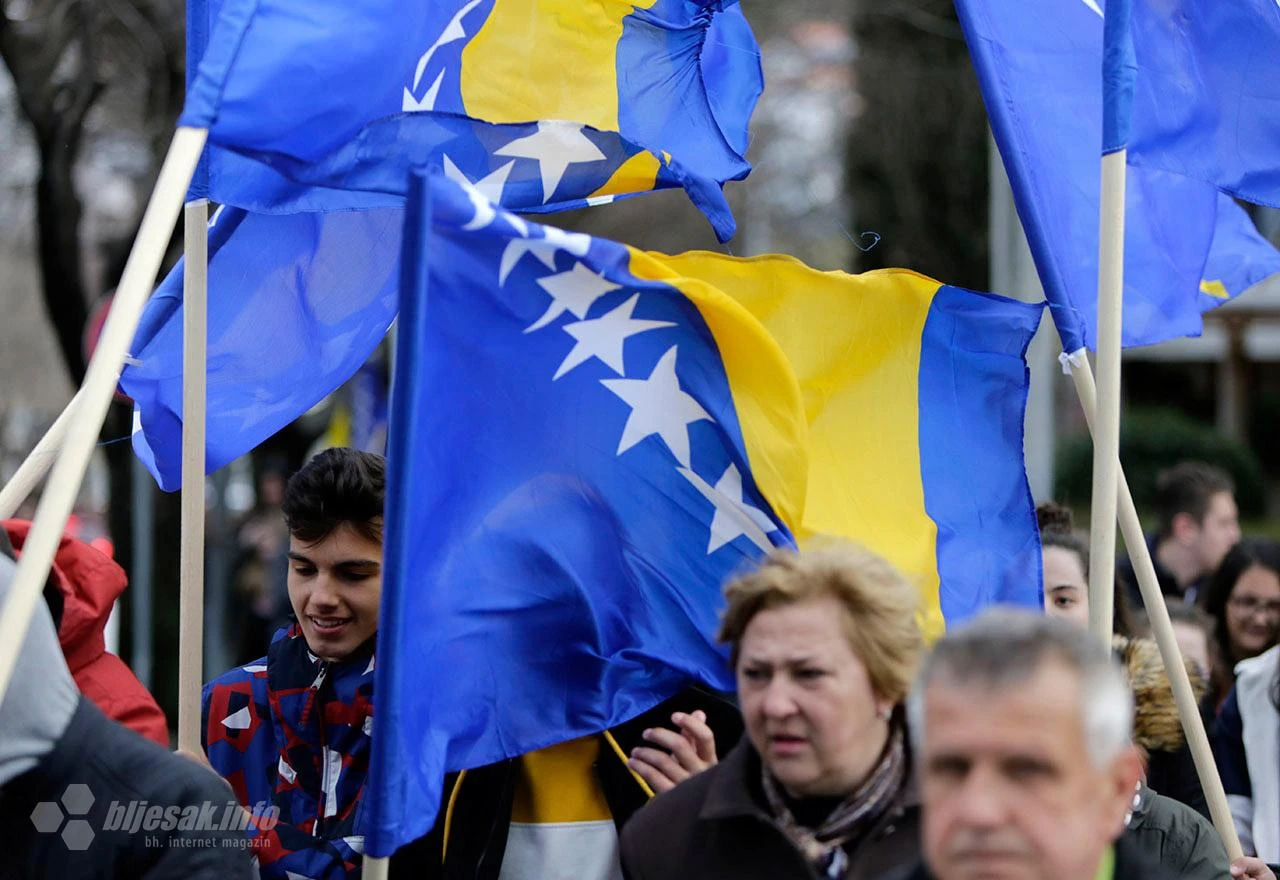 Mostar: Defileom kroz grad započela proslava Dana neovisnosti BiH