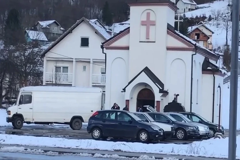 Počelo iznošenje stvari iz crkve izgrađene u dvorištu Fate Orlović