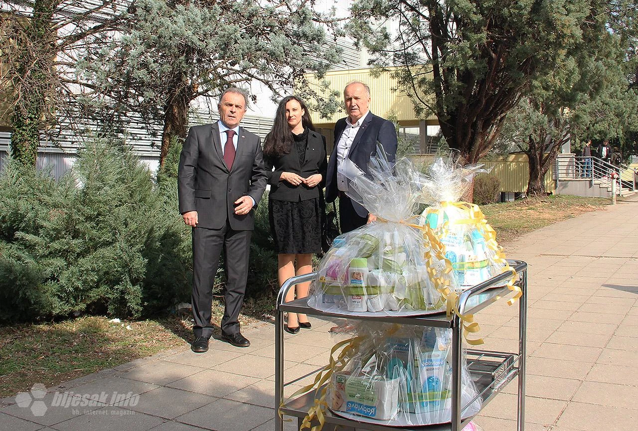 Rotary klub Mostar darivao dvanaest mostarskih porodilja