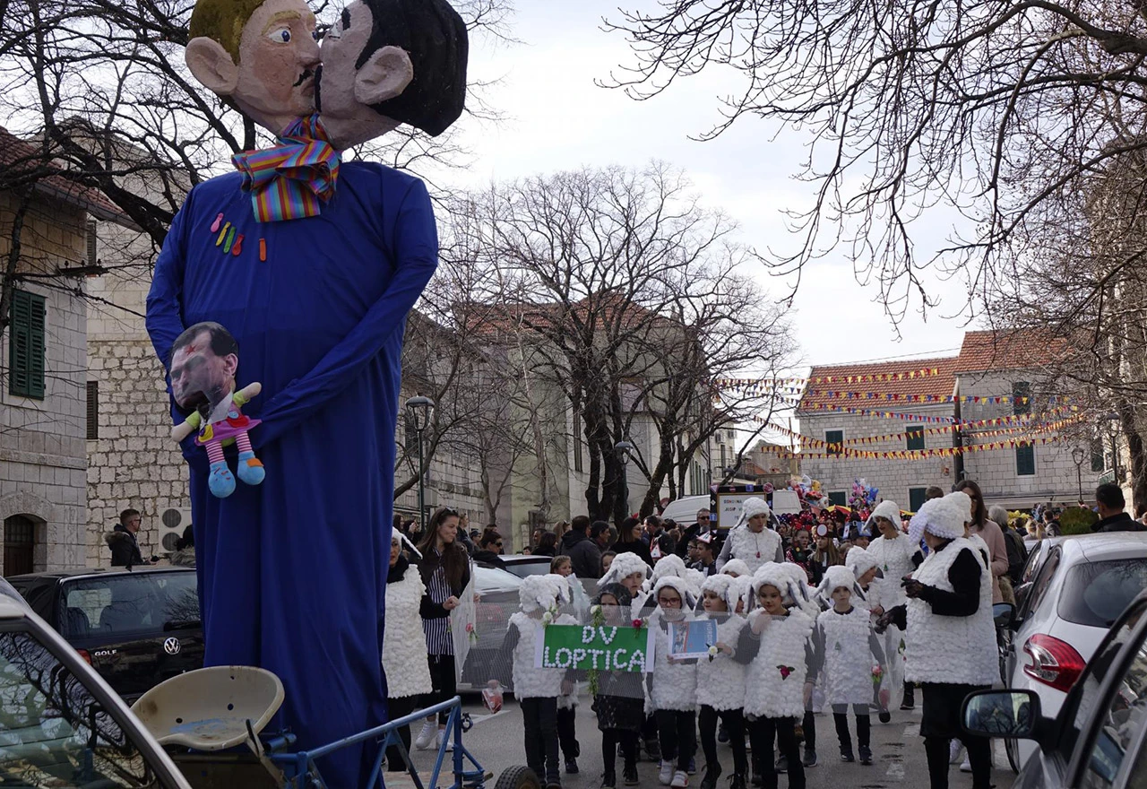 Imoćani spalili gay par s usvojenim djetetom koje je imalo petokraku na čelu