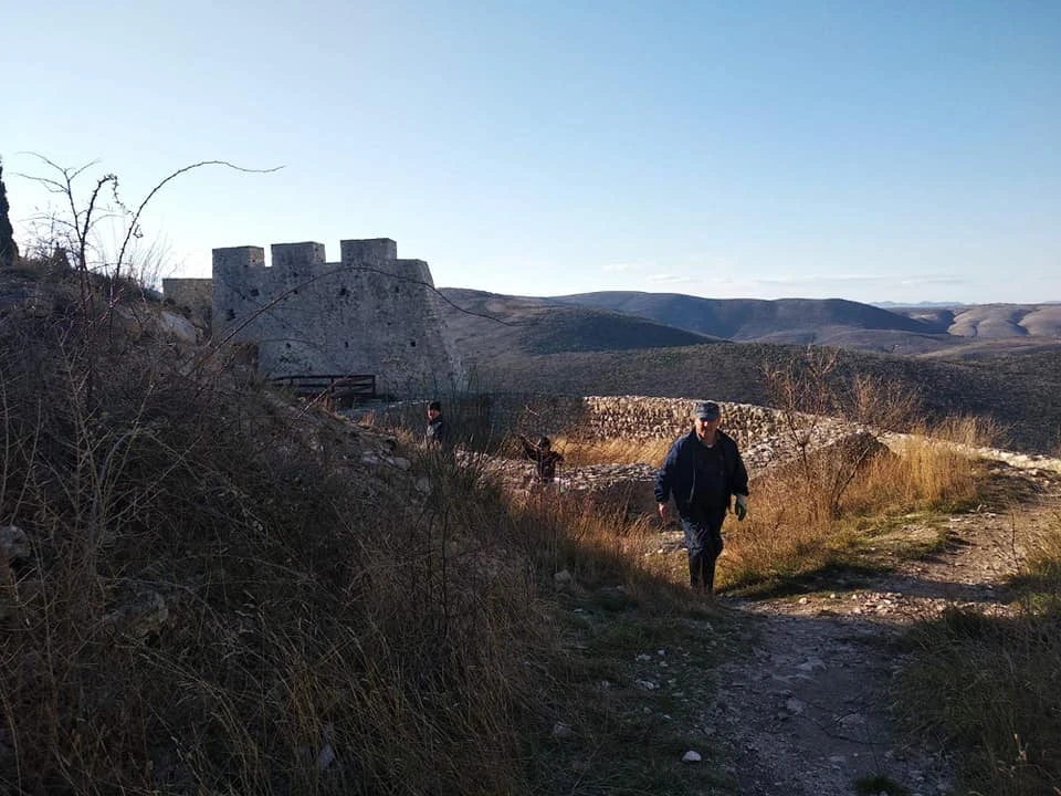Komosovci uredili Stjepan grad: Staze su očišćene, trava je pokošena