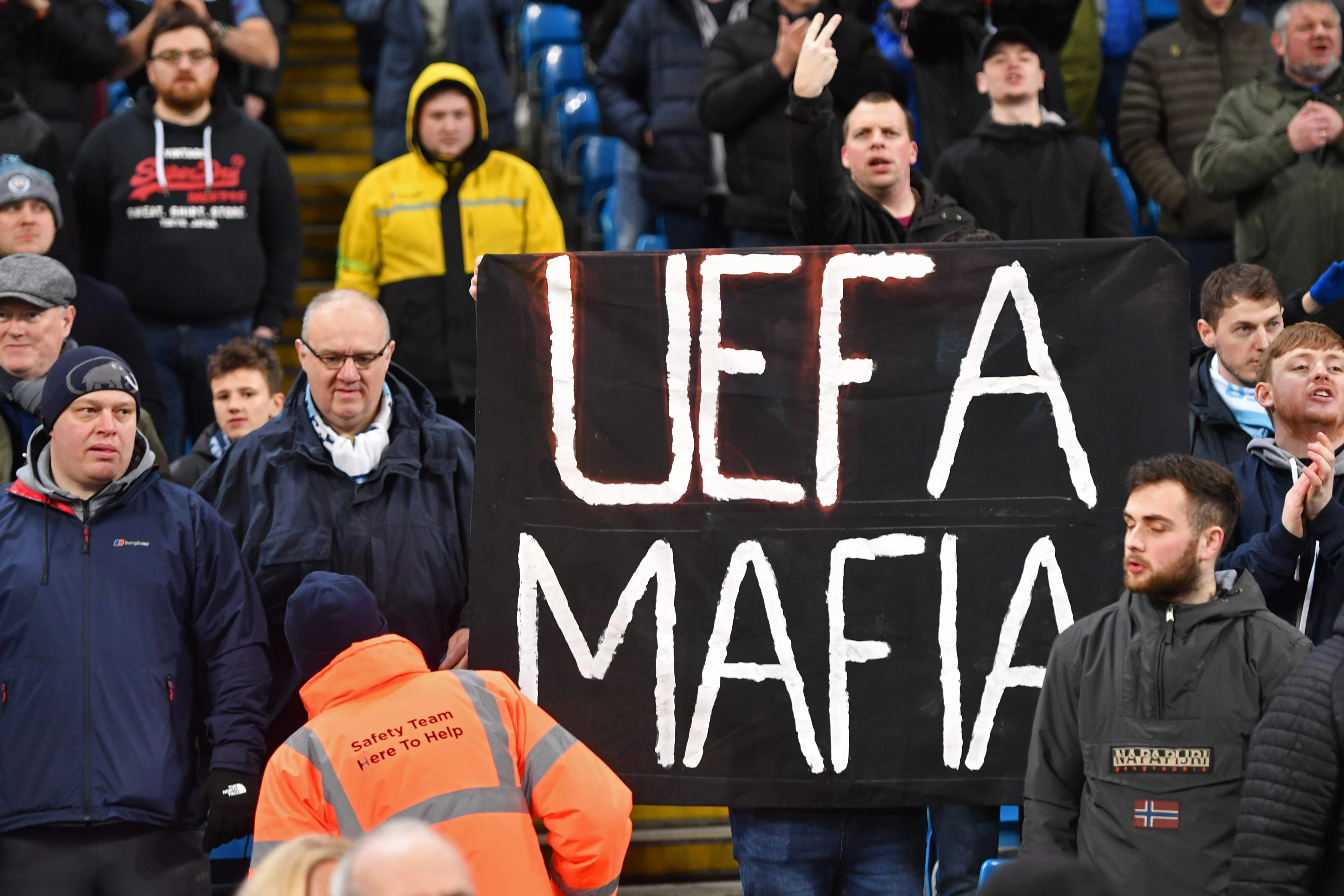Poruka ''UEFA mafia'' sinoć i na polupraznom Etihadu