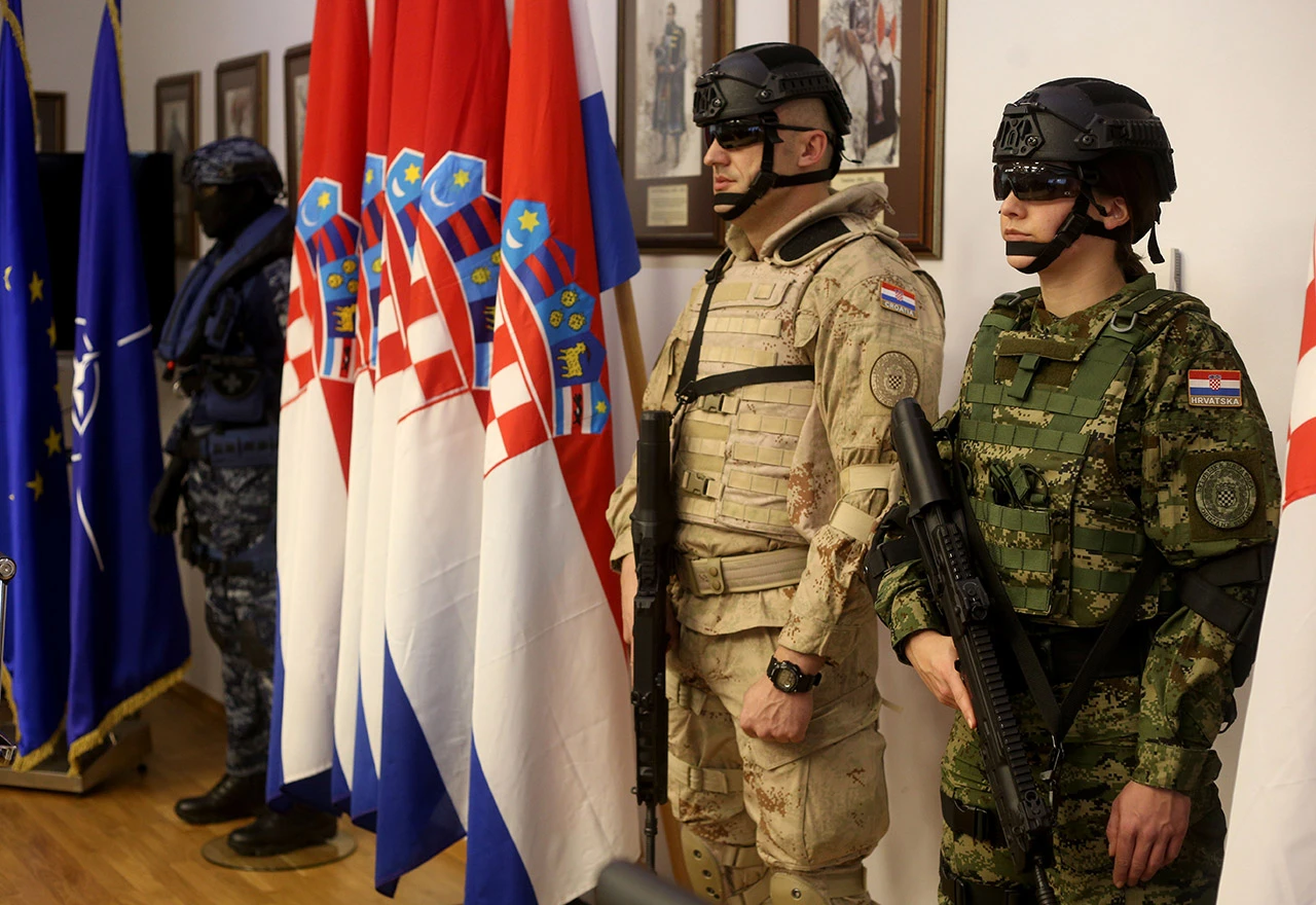 Hrvatski vojnik u potpunosti je opremljen hrvatskim naoružanjem i opremom